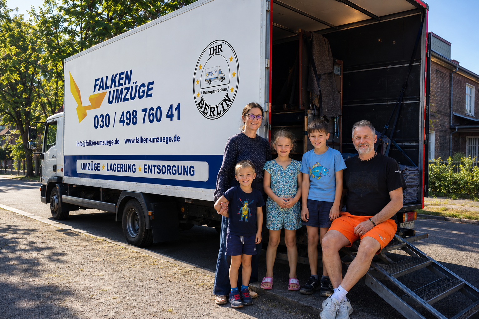 Familie zufrieden vor dem Falken Umzüge Transporter