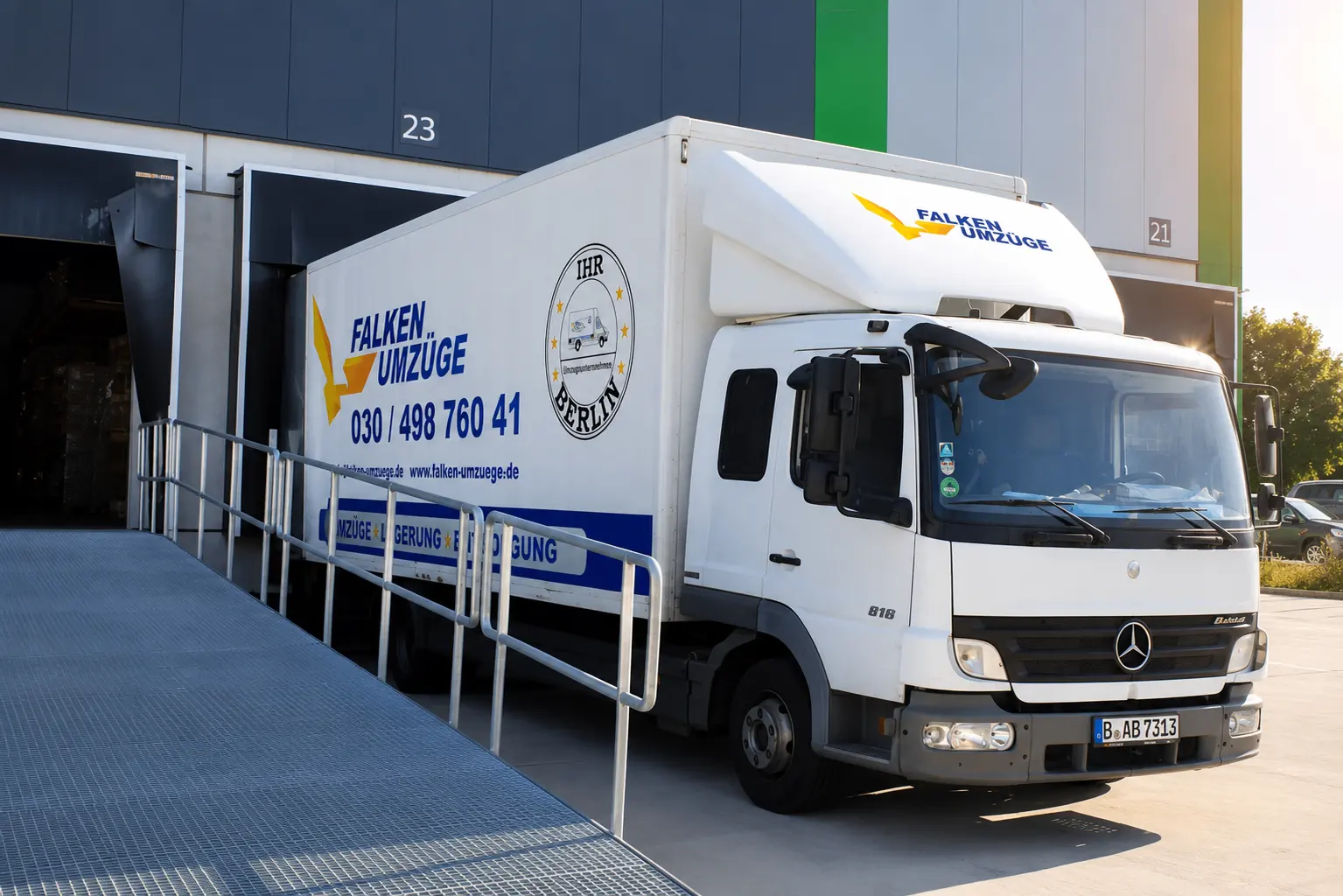 Umzugsteam von Falken Umzüge lädt einen Transporter für einen Umzug in Berlin
